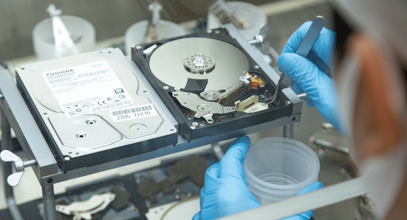 専門の技術者がハードディスクを修復