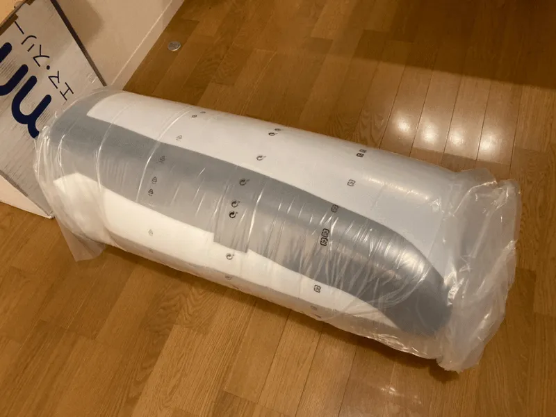 圧縮された状態のエママットレス