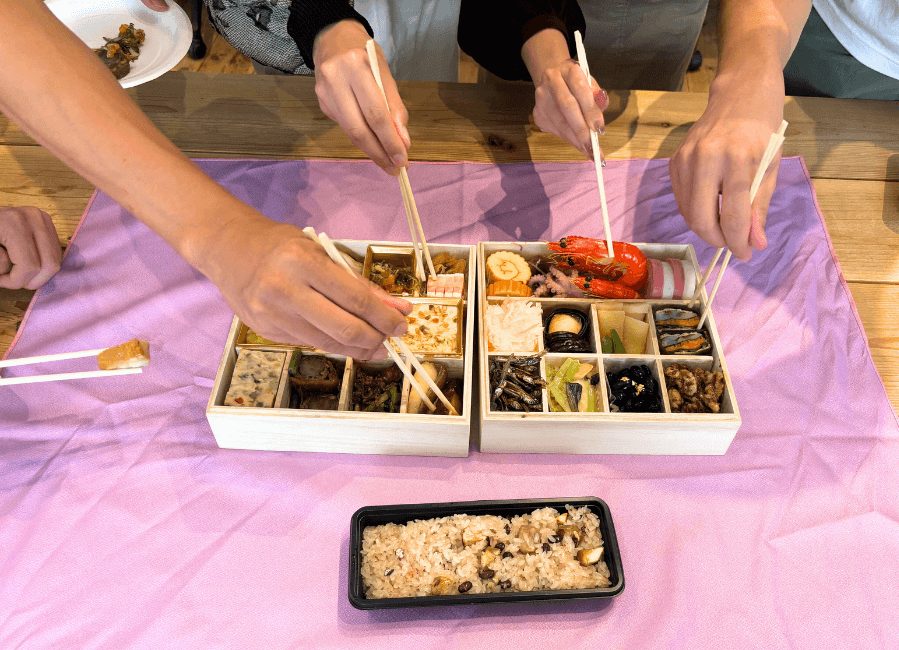 ちこり村のおせちを実食している様子