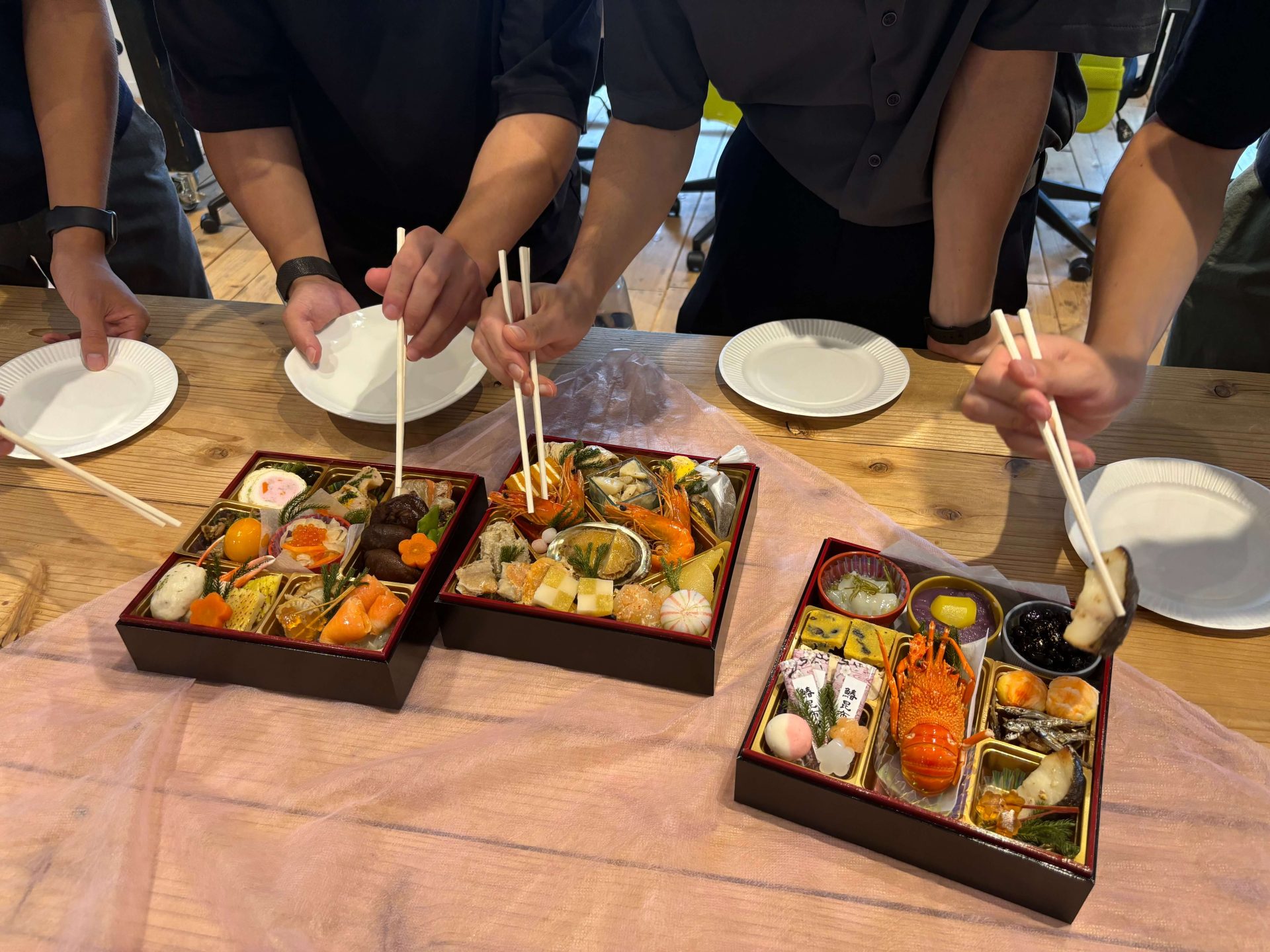 匠本舗のおせち試食の様子