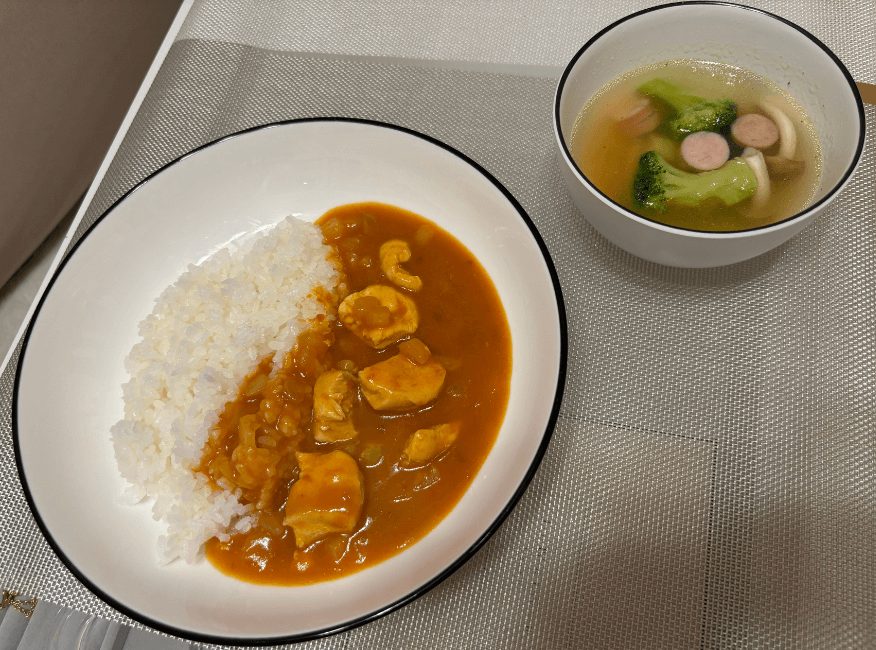 バターチキンカレーセット（ウインナーときのこのコンソメスープ）完成