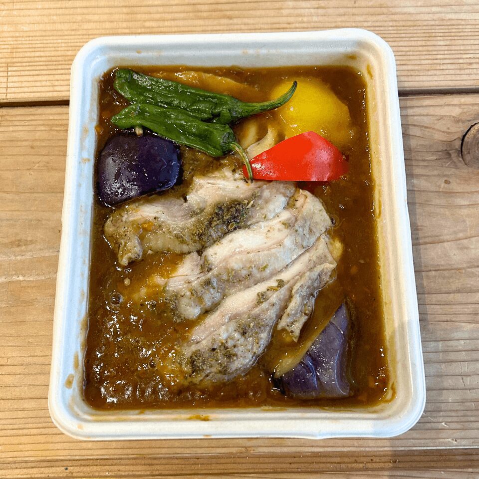 ハーブチキンカレーとチャツネのアクセント