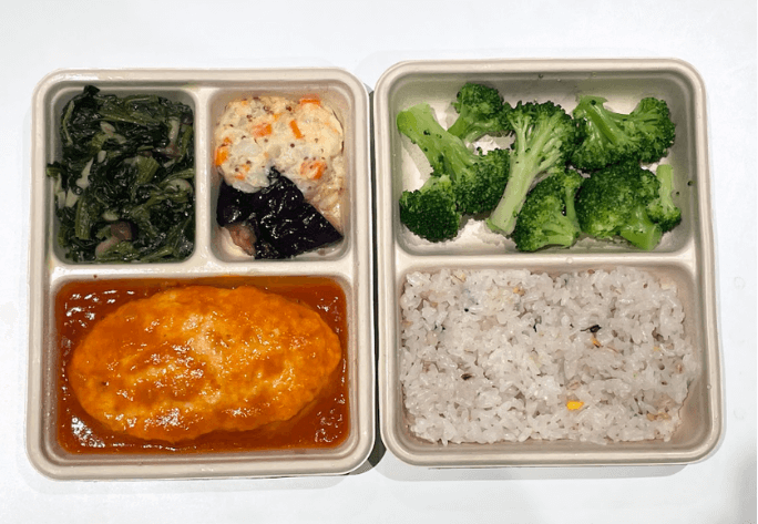 鶏のハンバーグ にんにくトマトソース