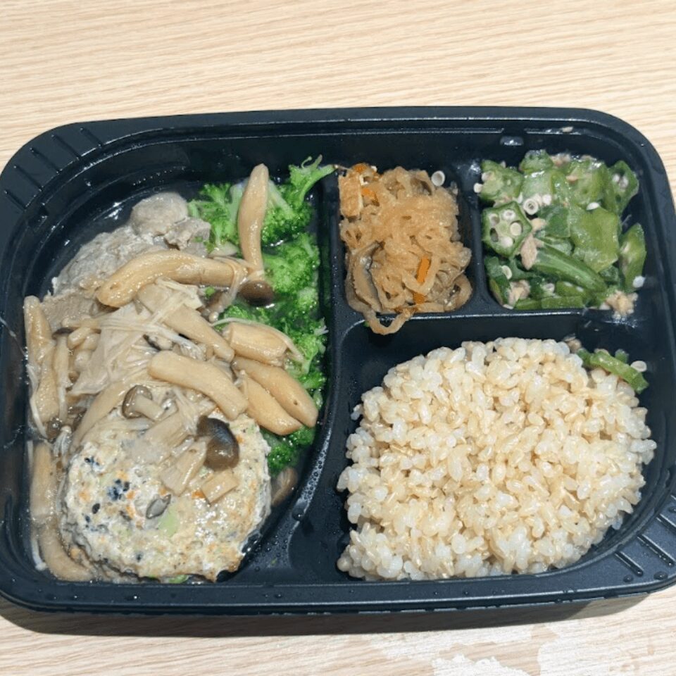 ヘルシー豆腐ハンバーグと旨味たっぷり鶏もも肉のきのこ餡