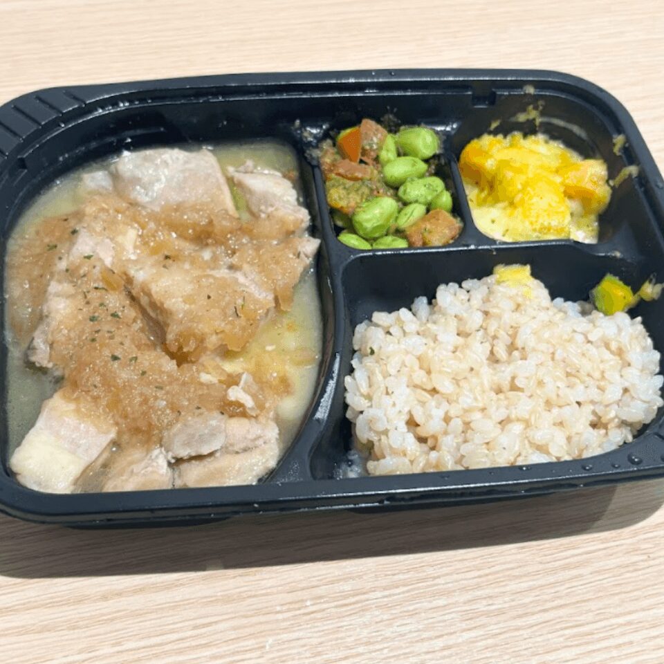 じっくり炒めた玉ねぎのコク深ソース鶏モモ肉のシャリアピン風