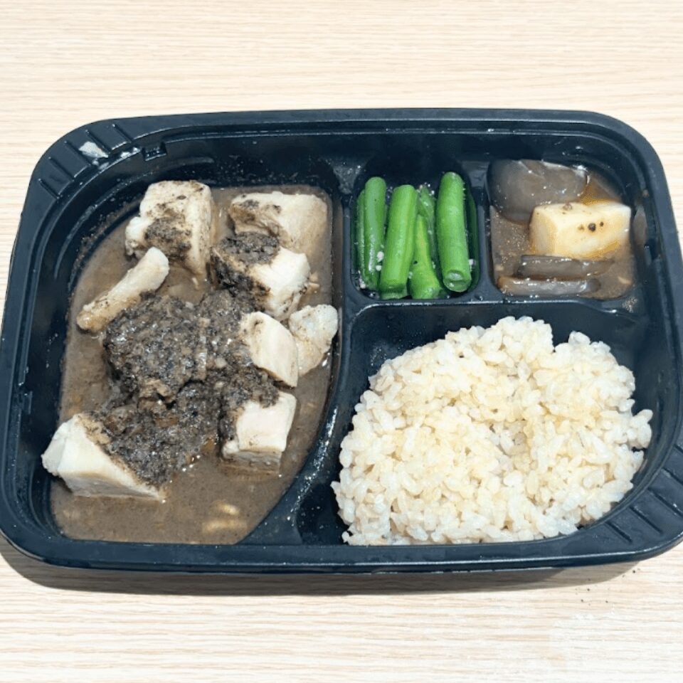 香り際立つ黒ごまとナッツの旨辛よだれ鶏