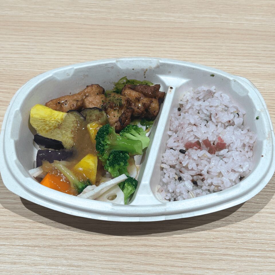 五穀梅ご飯と彩り野菜とバジルチキン