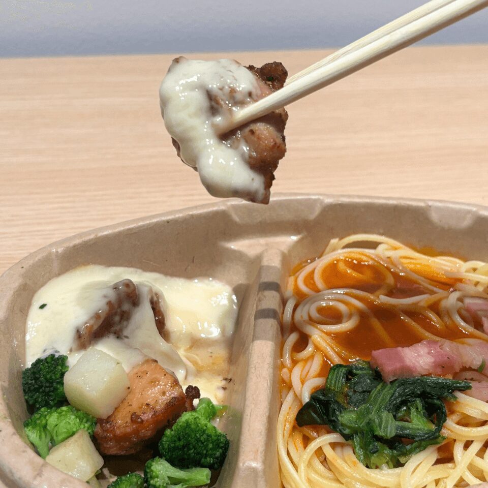 チキンステーキ濃厚チーズソース＆ベーコンとほうれん草のトマトパスタ