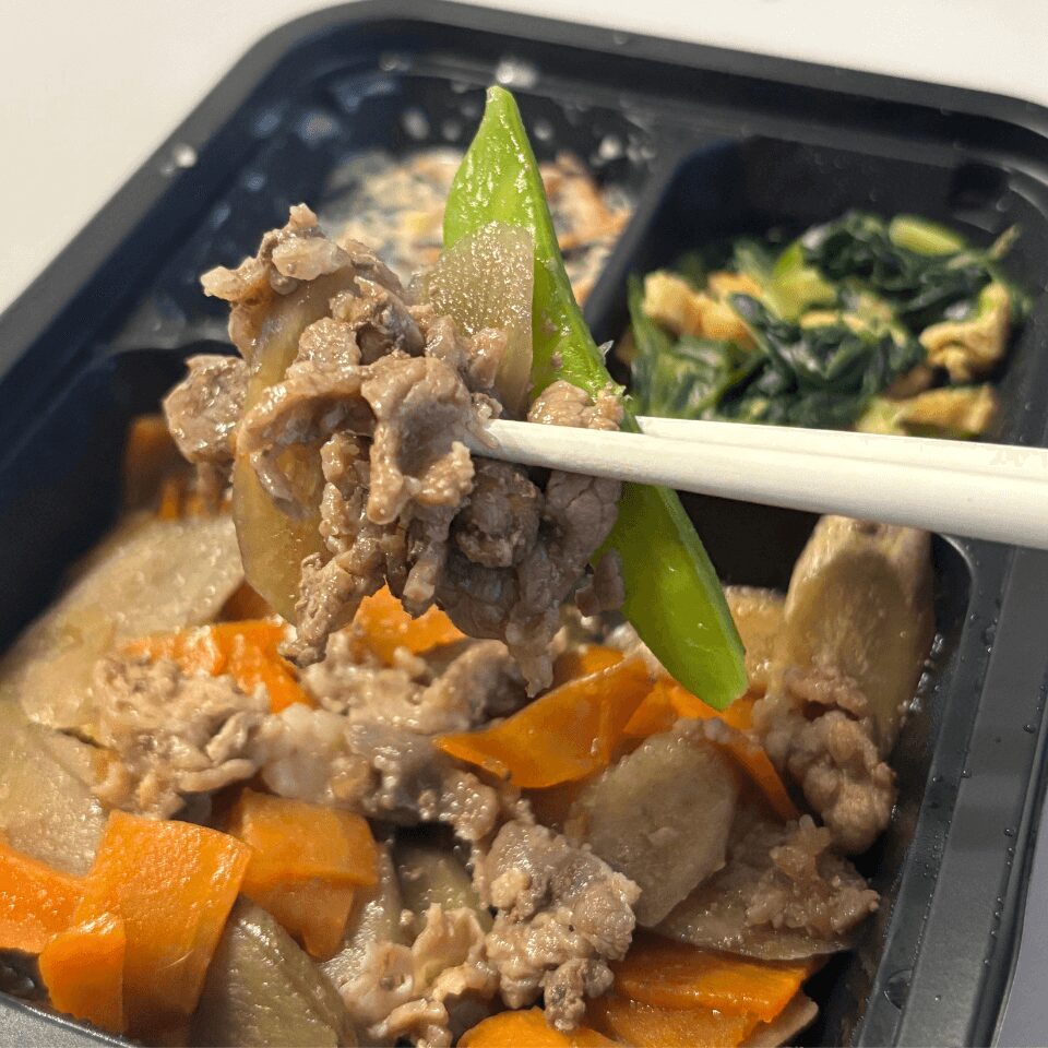 ヨシケイのシンプルミールを実食した様子