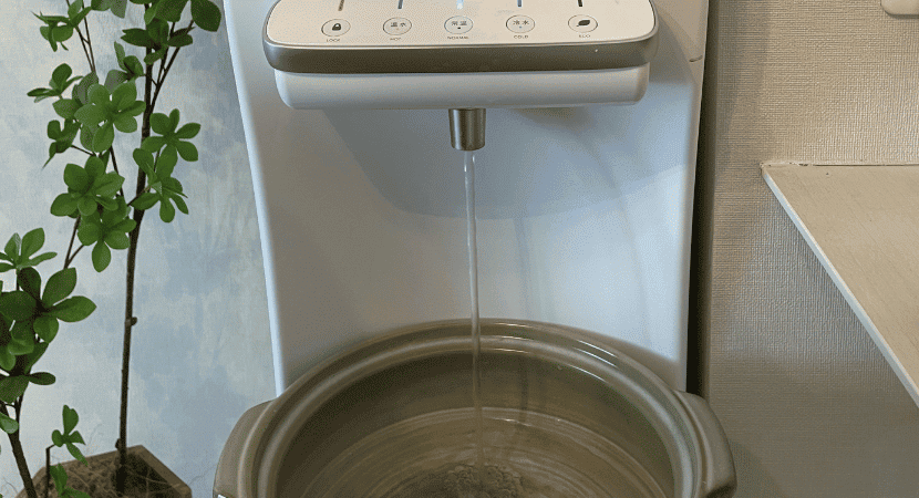 ハミングウォーターで土鍋に水を入れている様子