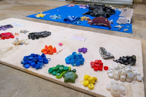 ビーチで回収したプラスチックは、色ごとに分類したあとに粉砕機で細かく砕く